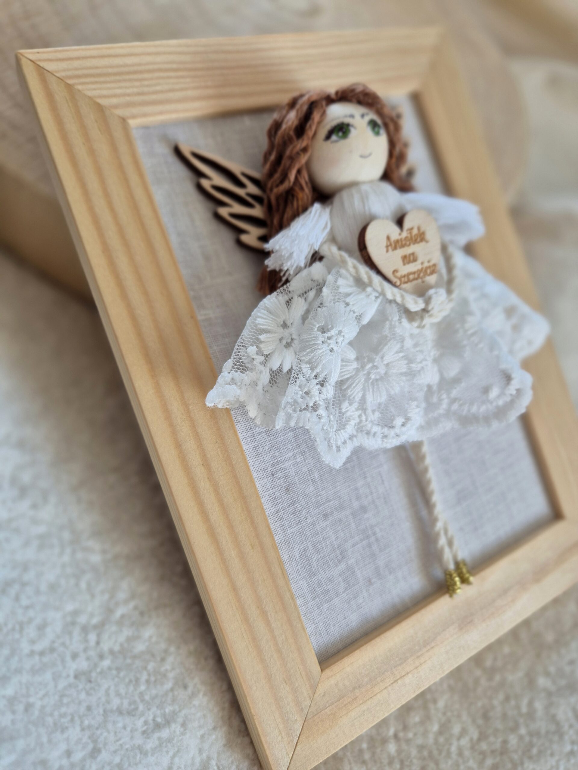 Aniołek na szczęście w drewnianej ramce