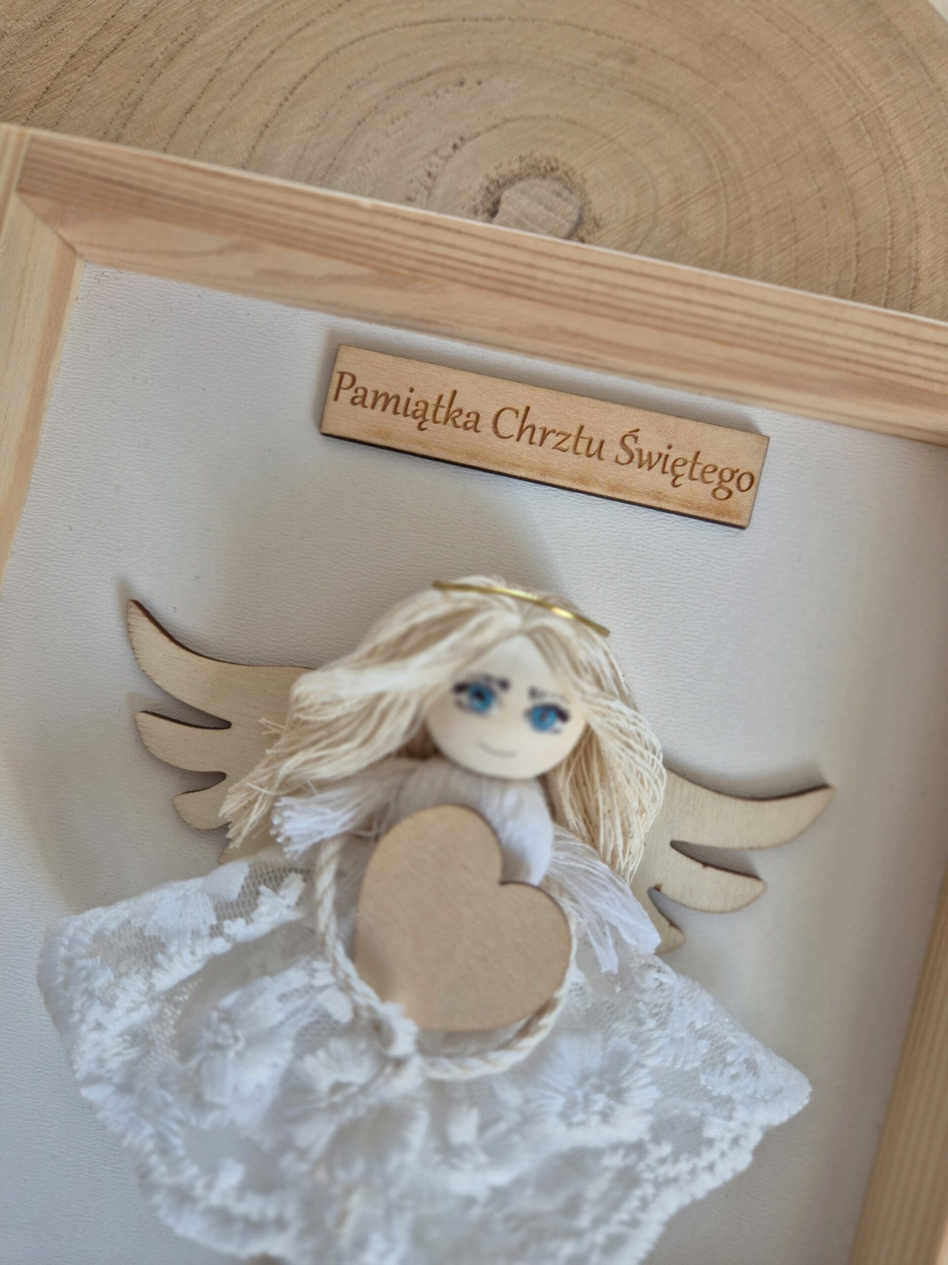 Anioł stróż w ramce - zbliżenie na głowę i oczy.