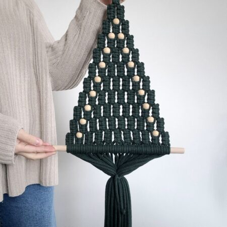 Choinka ze sznurka z makramy jako element świątecznej dekoracji.