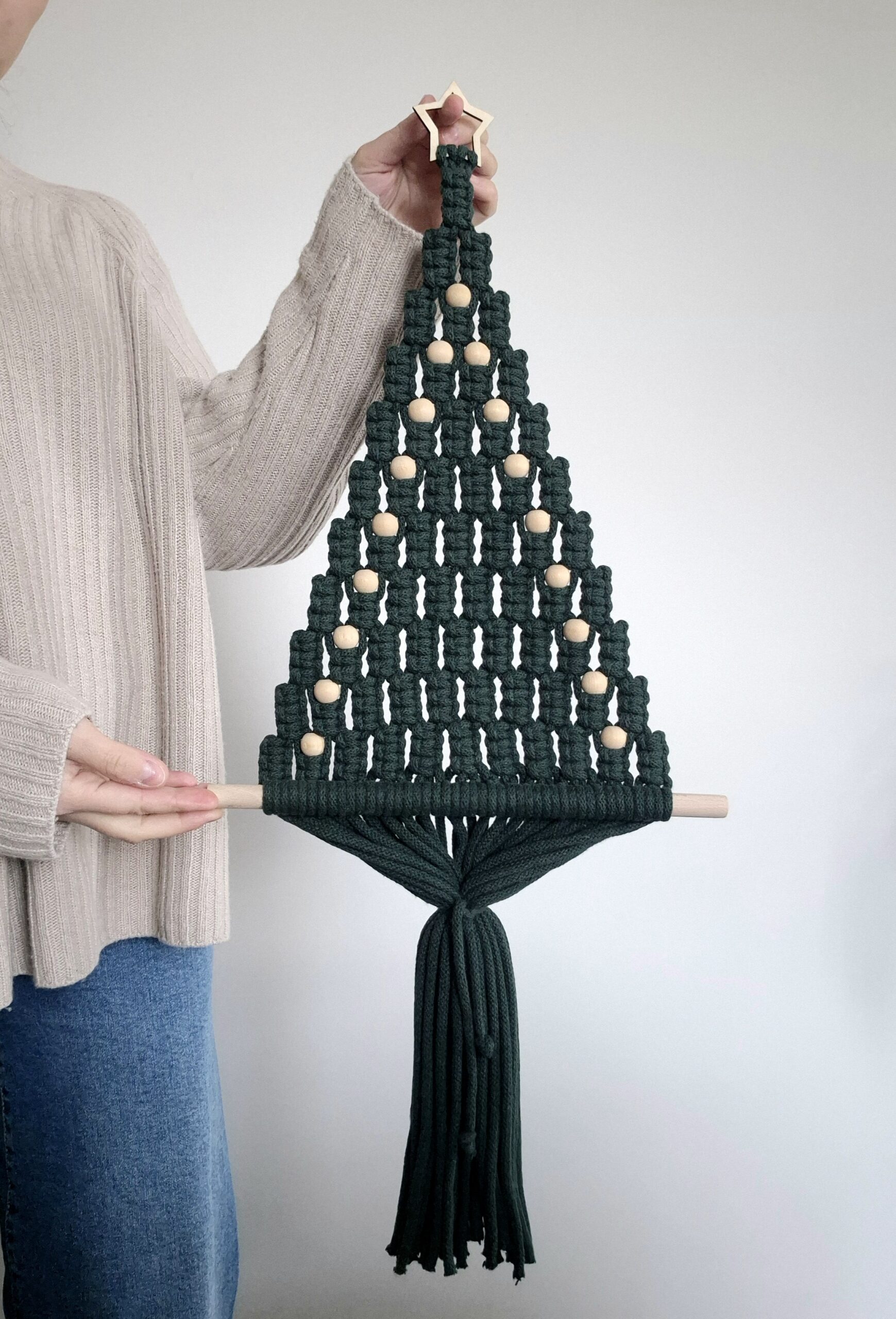 Choinka ze sznurka z makramy jako element świątecznej dekoracji.