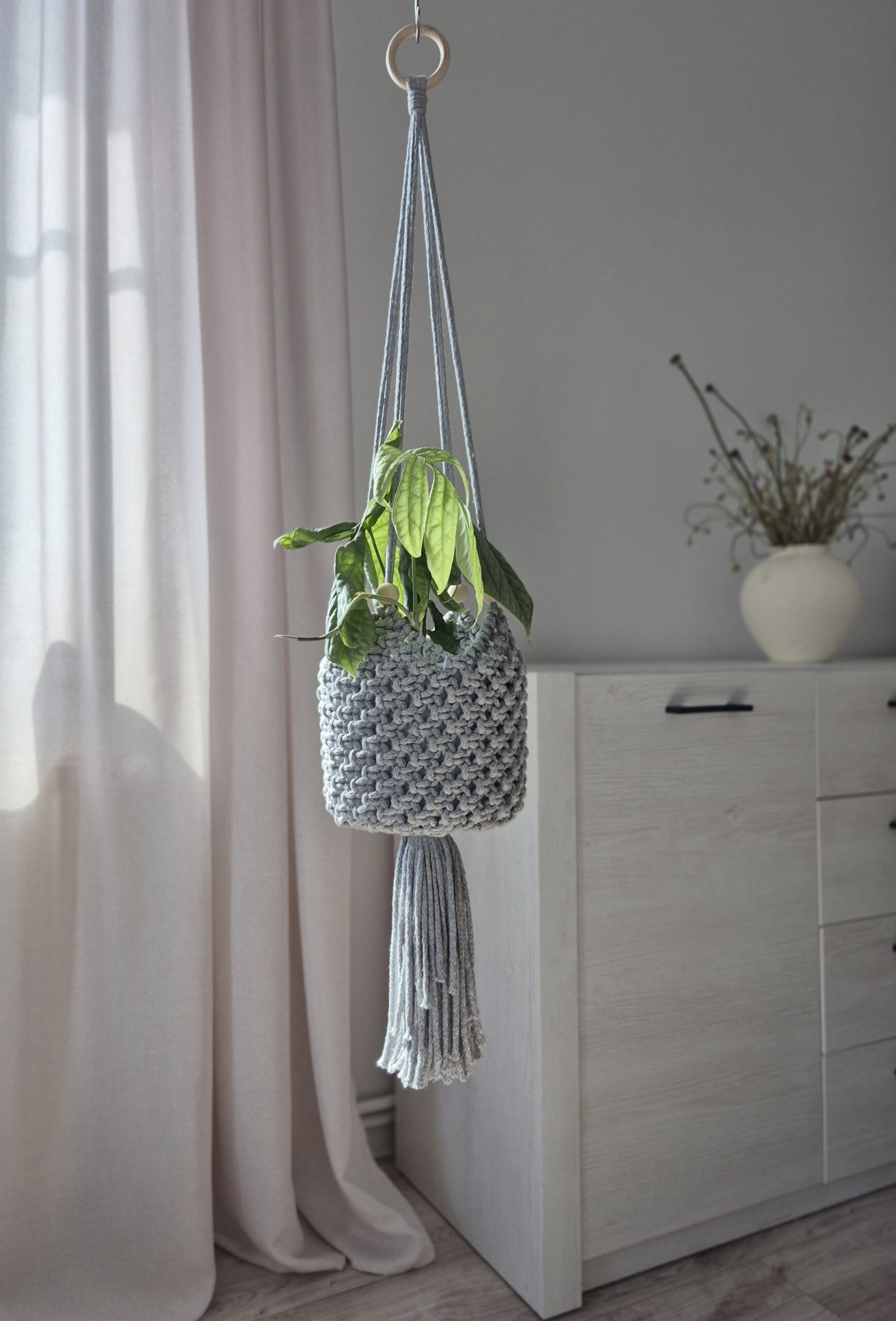 Wiszący kwietnik ze sznurka.