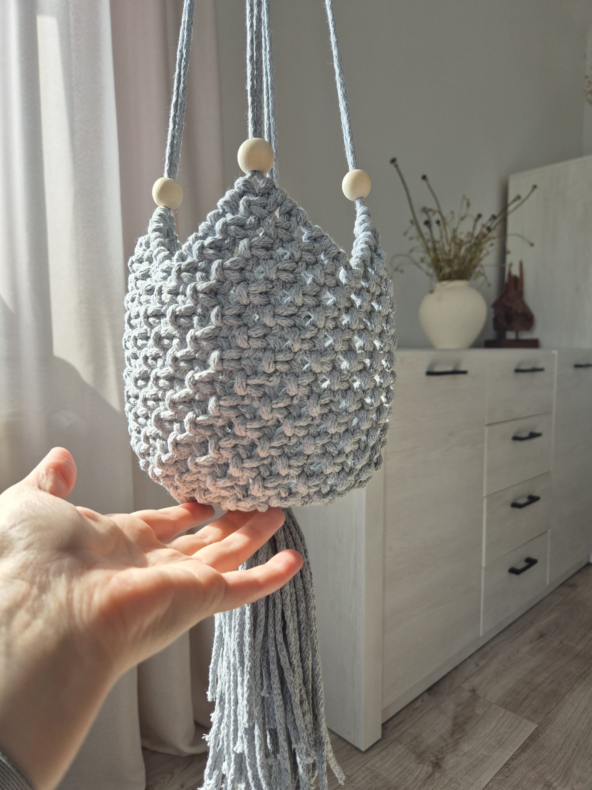 Wiszący kwietnik z makramy - zbliżenie na miejsce na doniczkę.