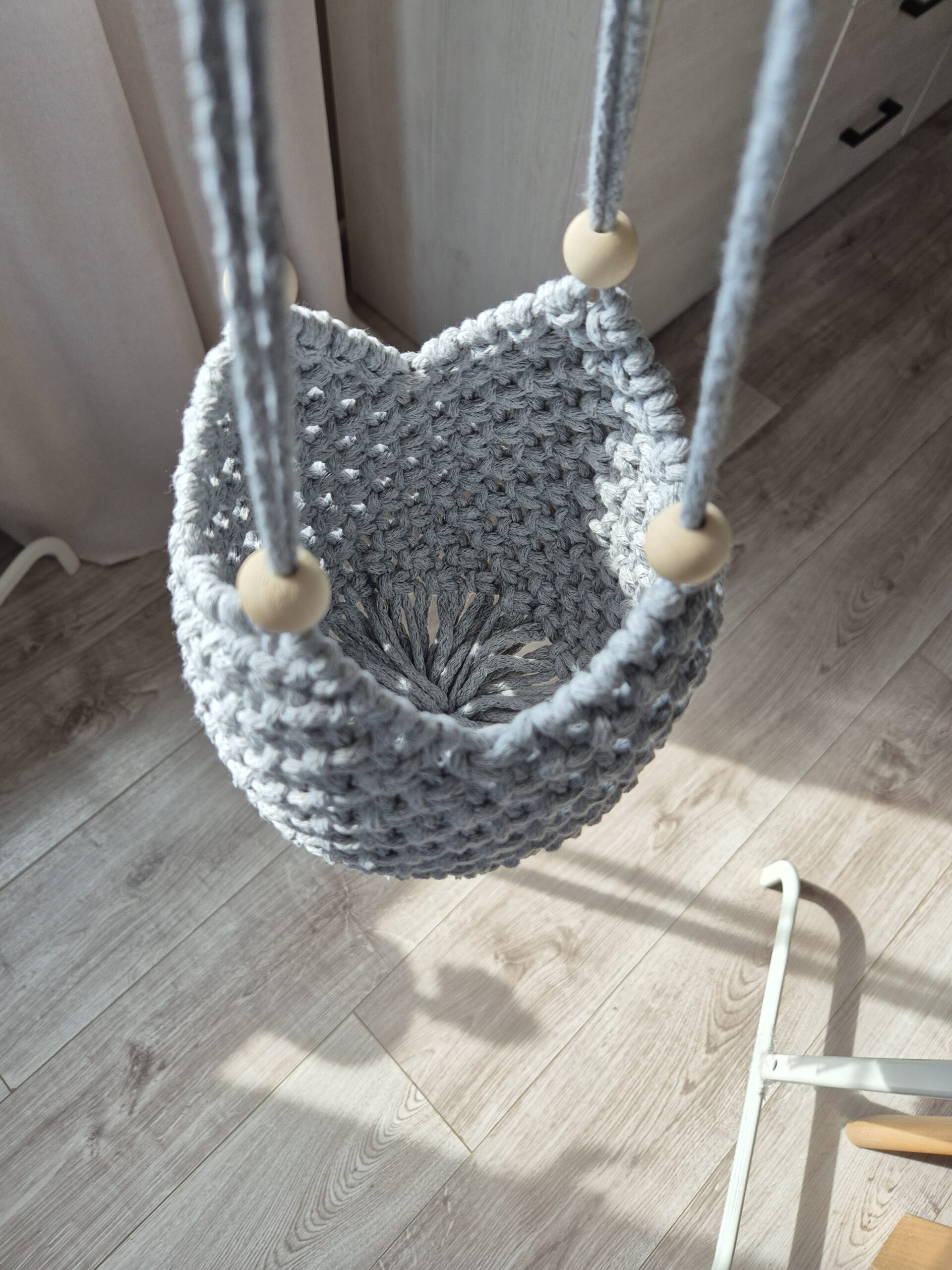 Wiszący kwietnik makrama - pokazany środek wsadu na doniczkę.