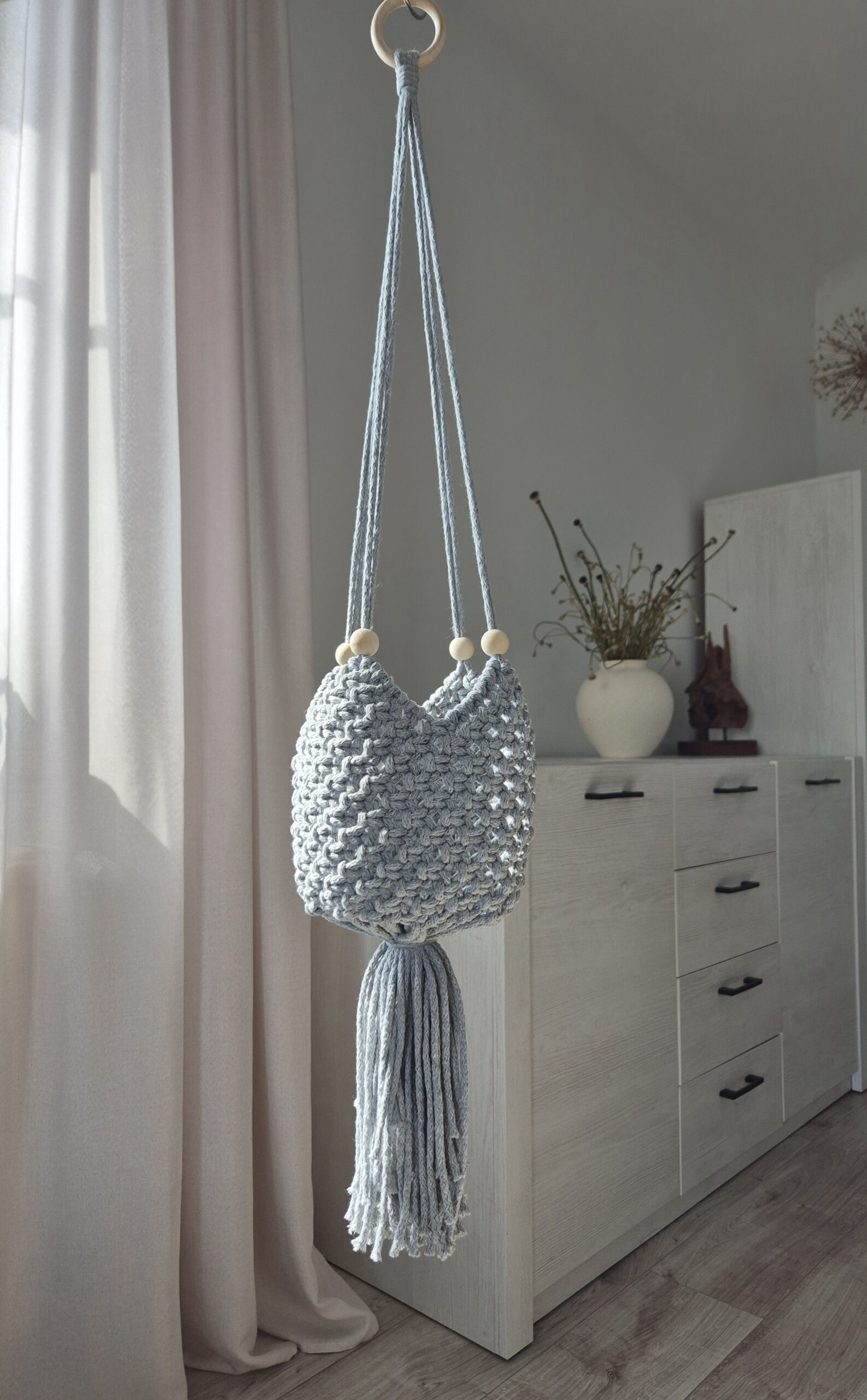 Kwietnik ze sznurka - prezentacja całości bez rośliny.