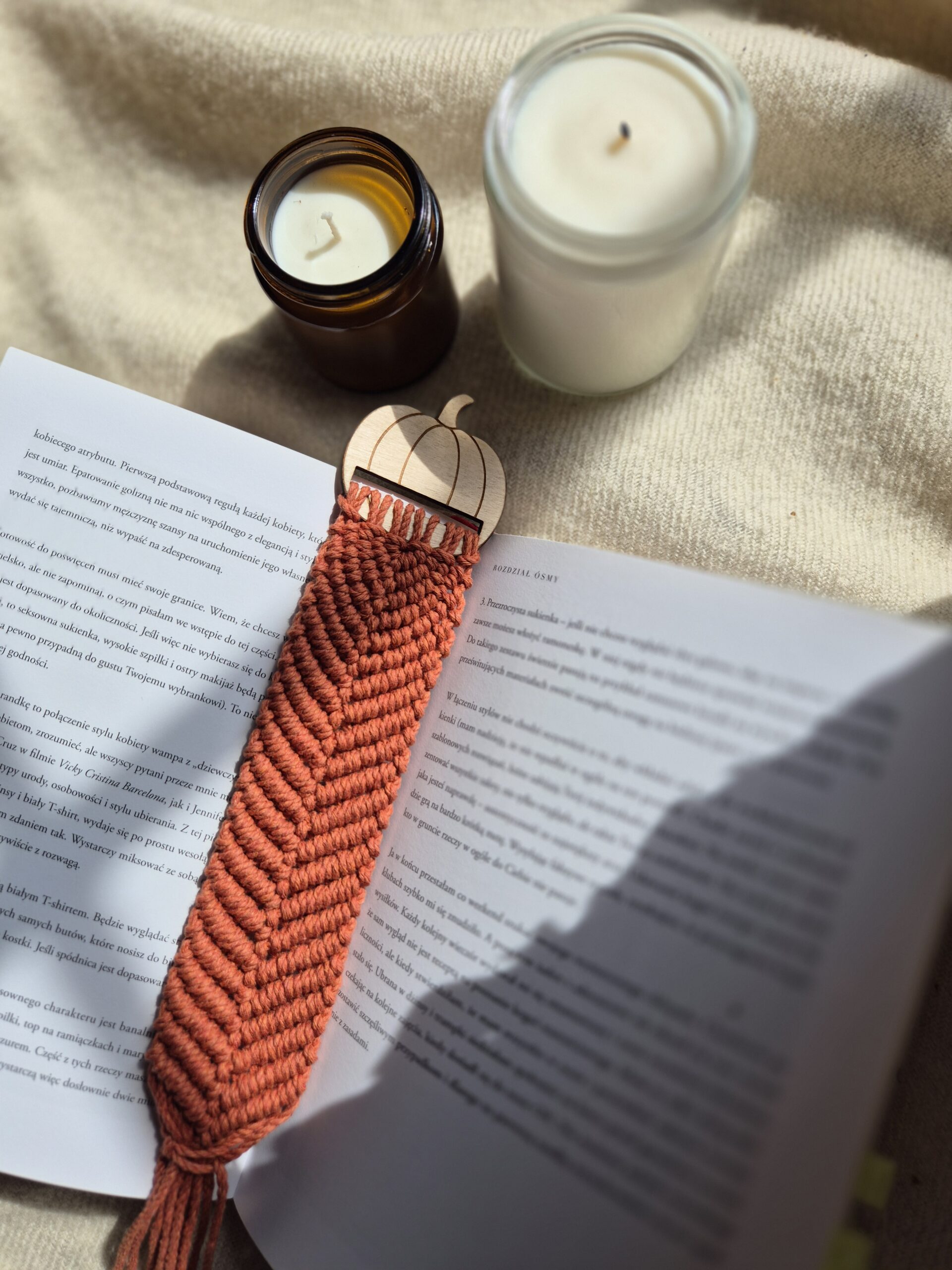 Zakładka do książki ze sznurka - zbliżenie na dynie i fakturę sznurka.