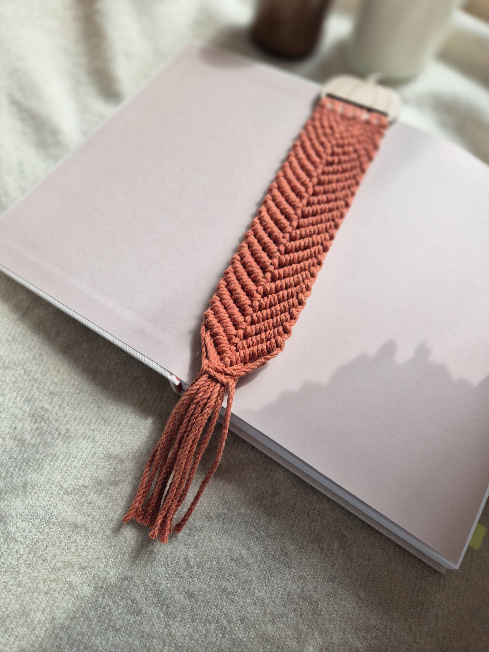 Sznurkowa zakładka do książki dla czytelnika.