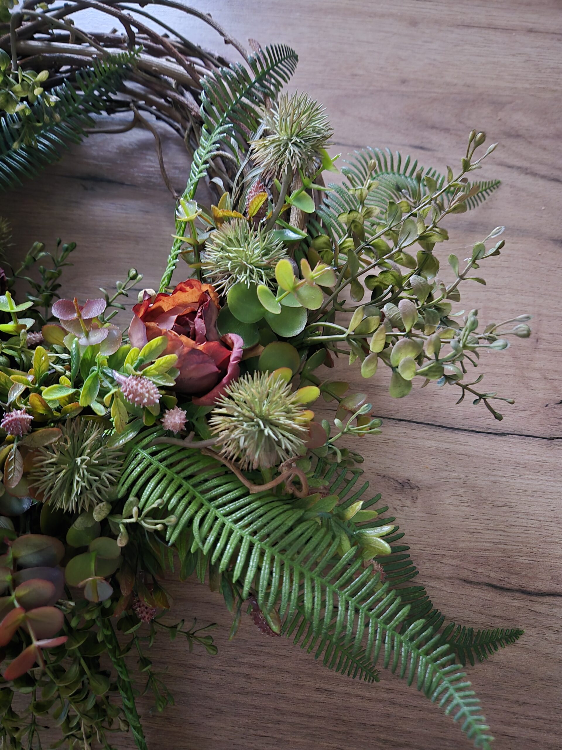 Wianek z różami na ścianę w salonie - zbliżenie na detale.