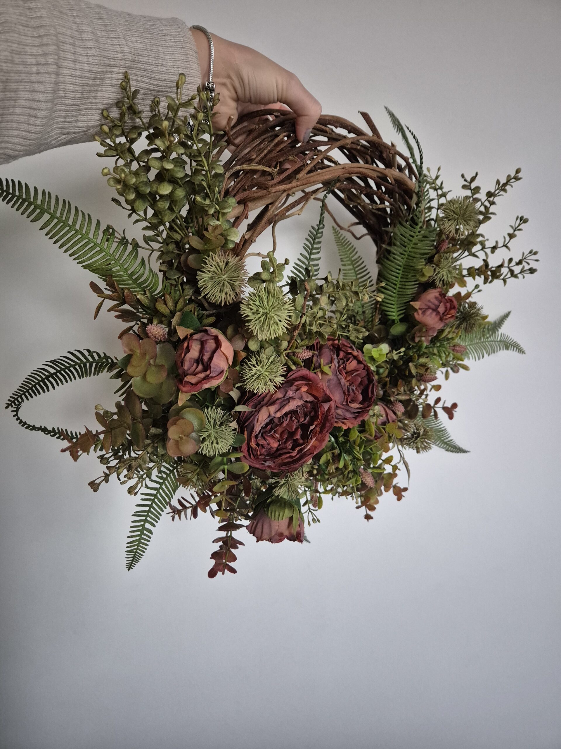 Romantyczny wianek na ścianę w prowansalskim stylu.