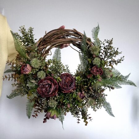 Wianek jesienny na drzwi z różami