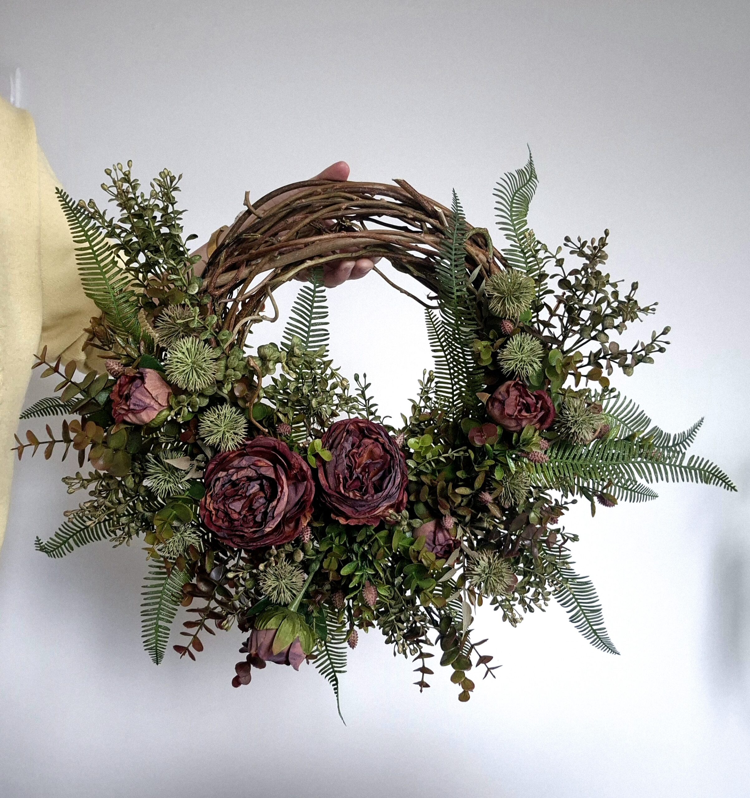 Wianek jesienny na drzwi z różami