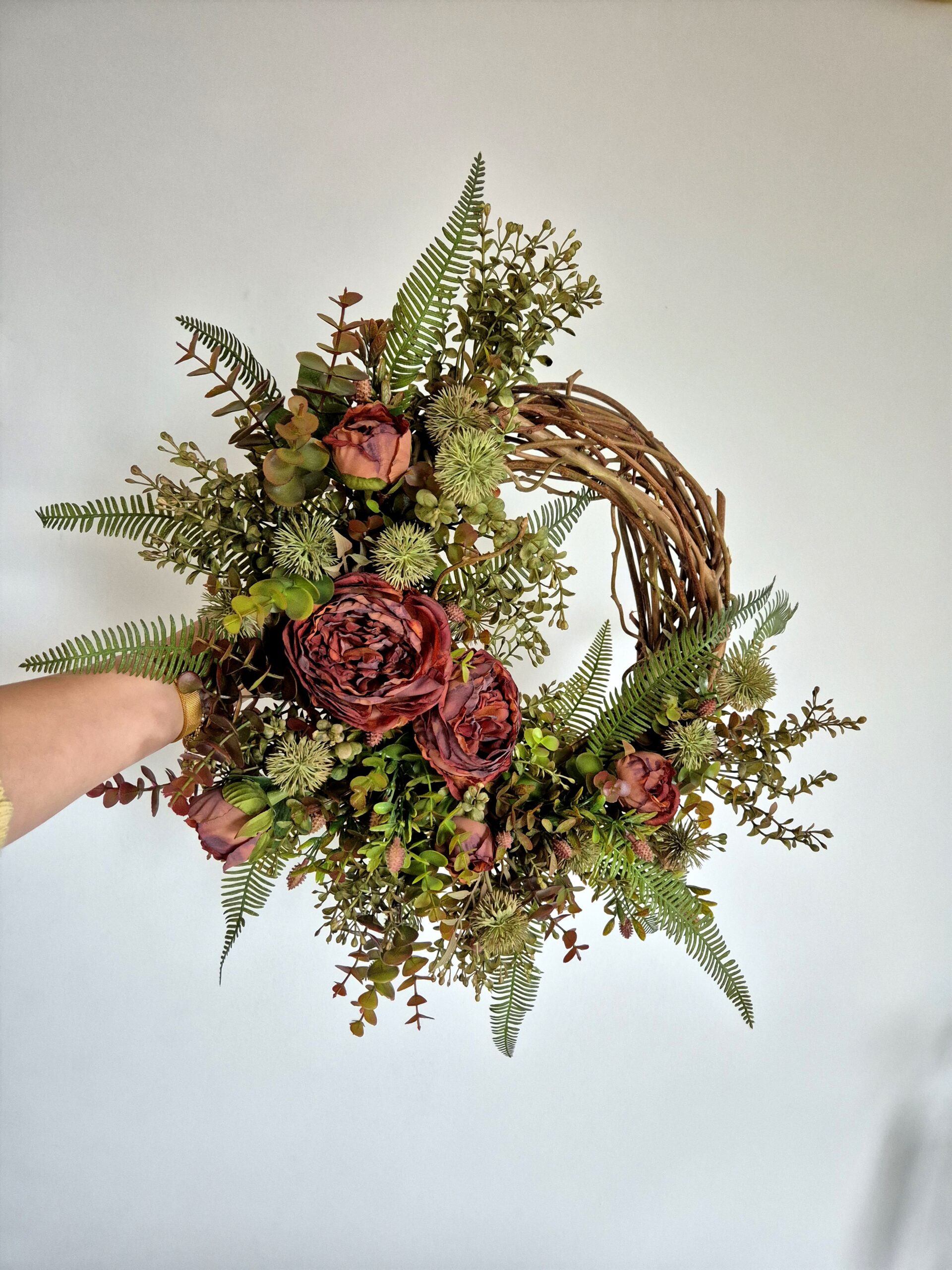 Romantyczny wianek z różami na drzwi