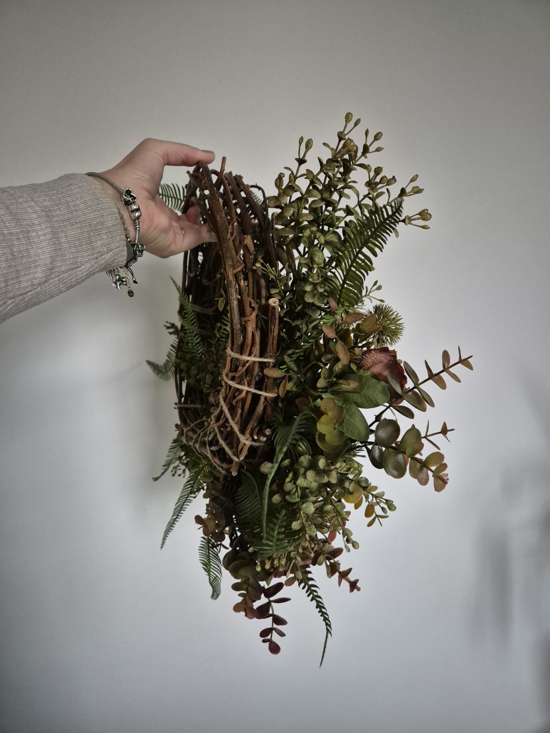 Wianek z różami i zielenią w stylu rustykalnym - bok wianka