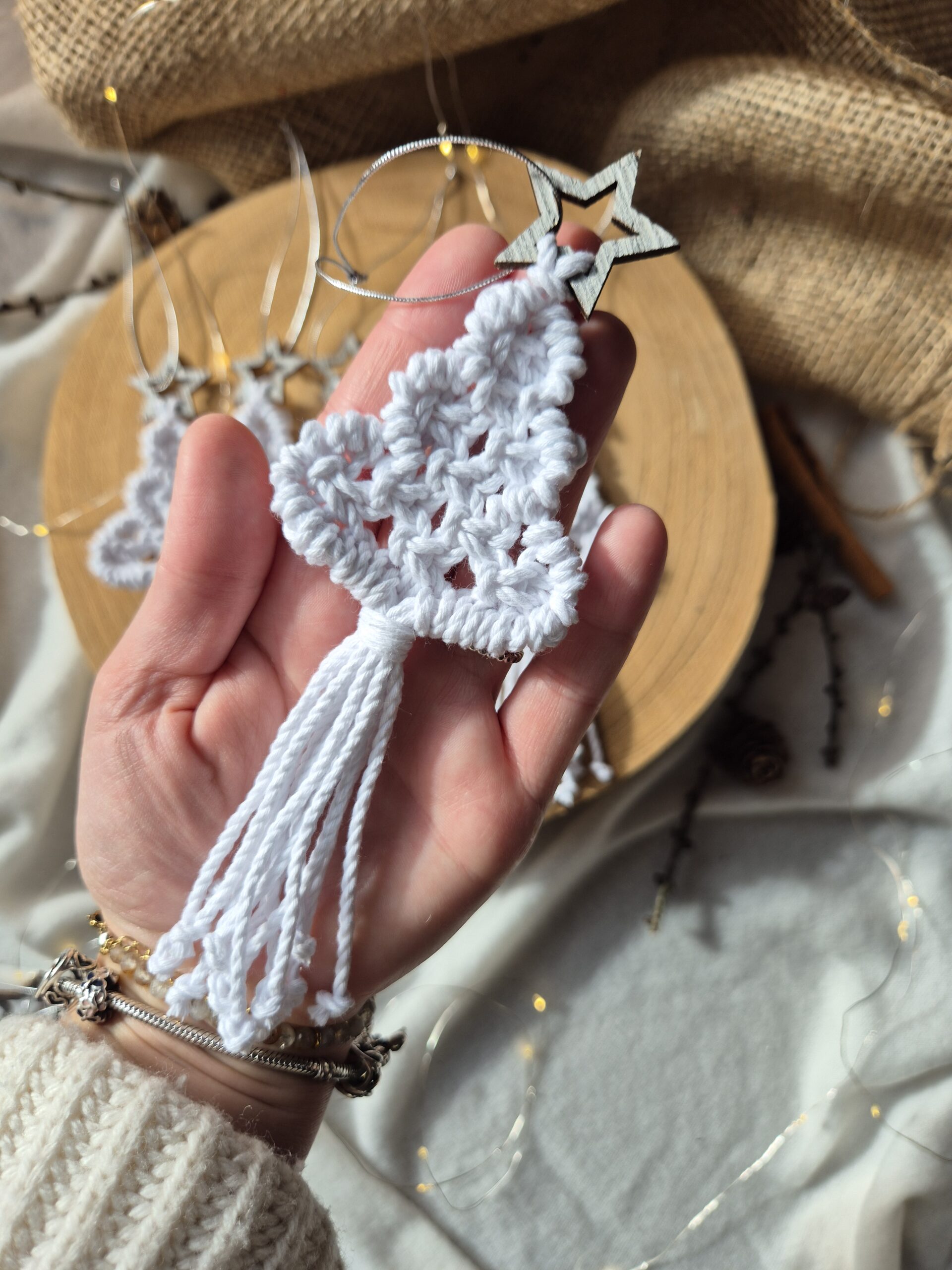 Biała choinka ze sznurka w stylu minimalistycznym