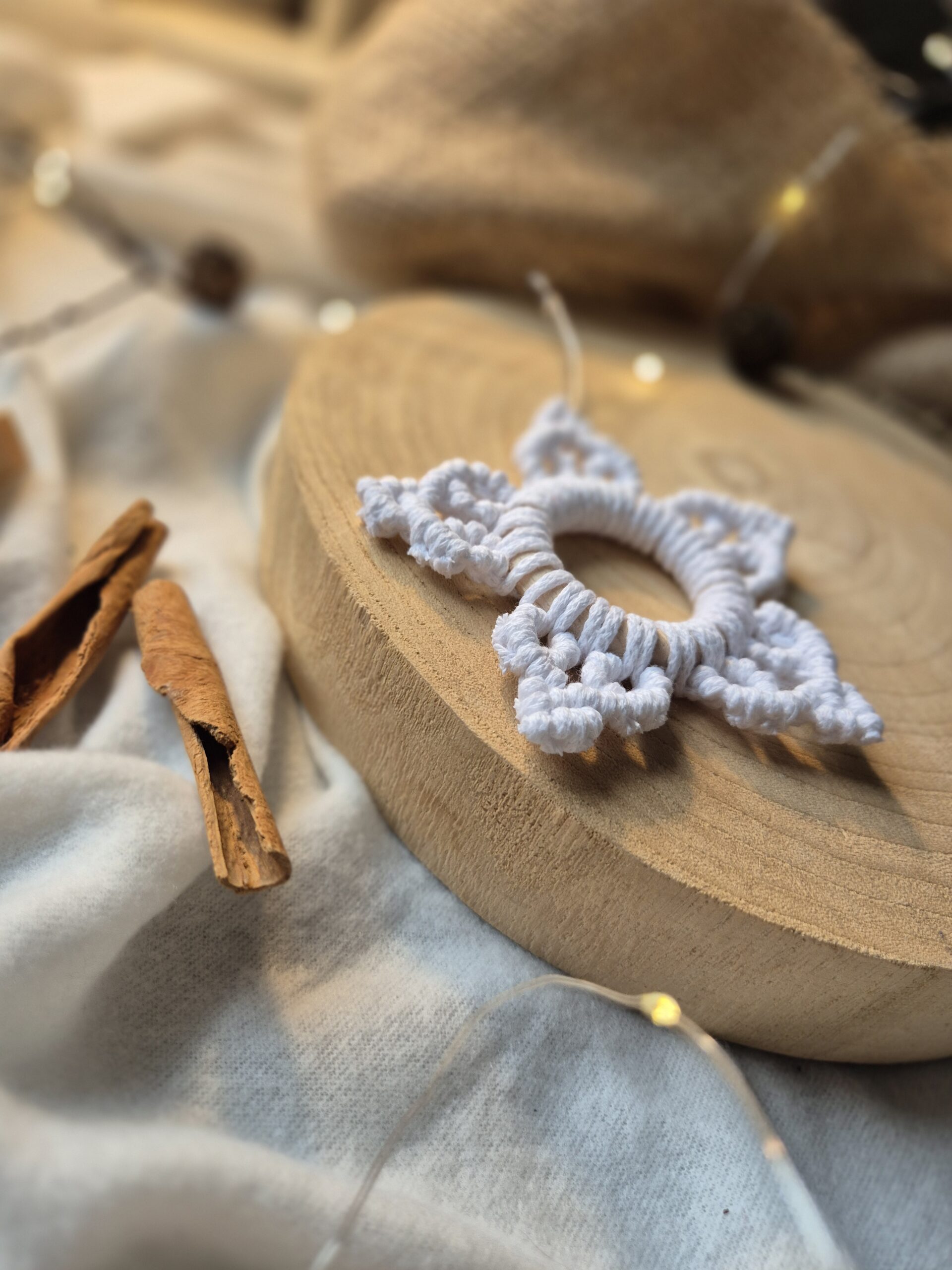 Śnieżynka ze sznurka na choinkę w bieli