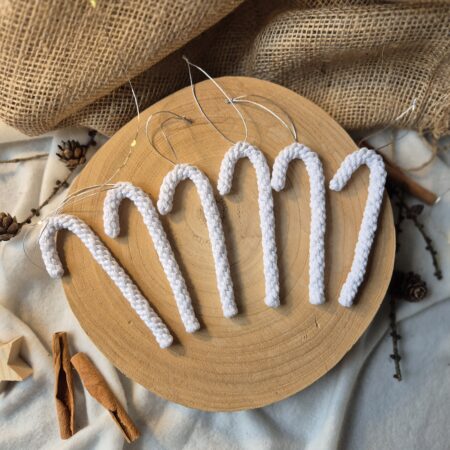 Białe ozdoby na choinkę