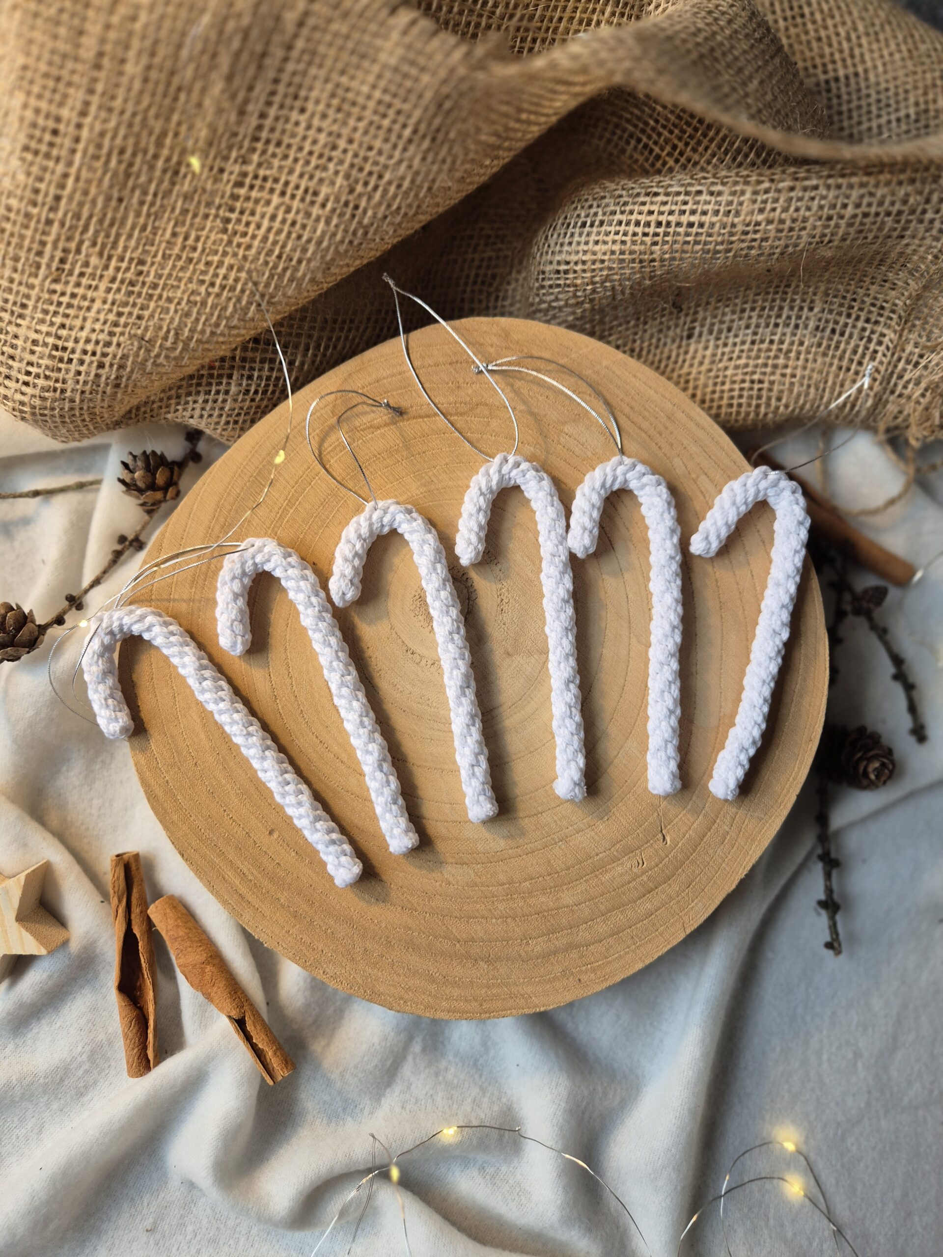 Białe ozdoby na choinkę