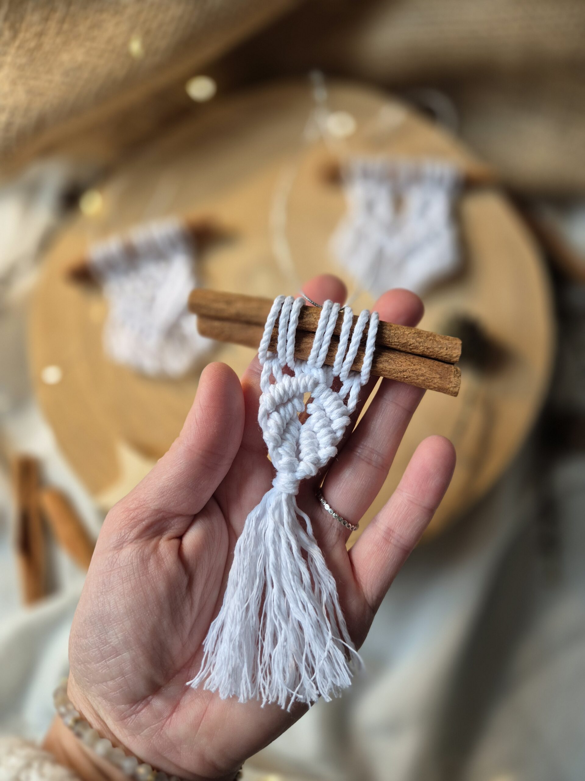 Zawieszka na choinkę na cynamonie w kolorze białym