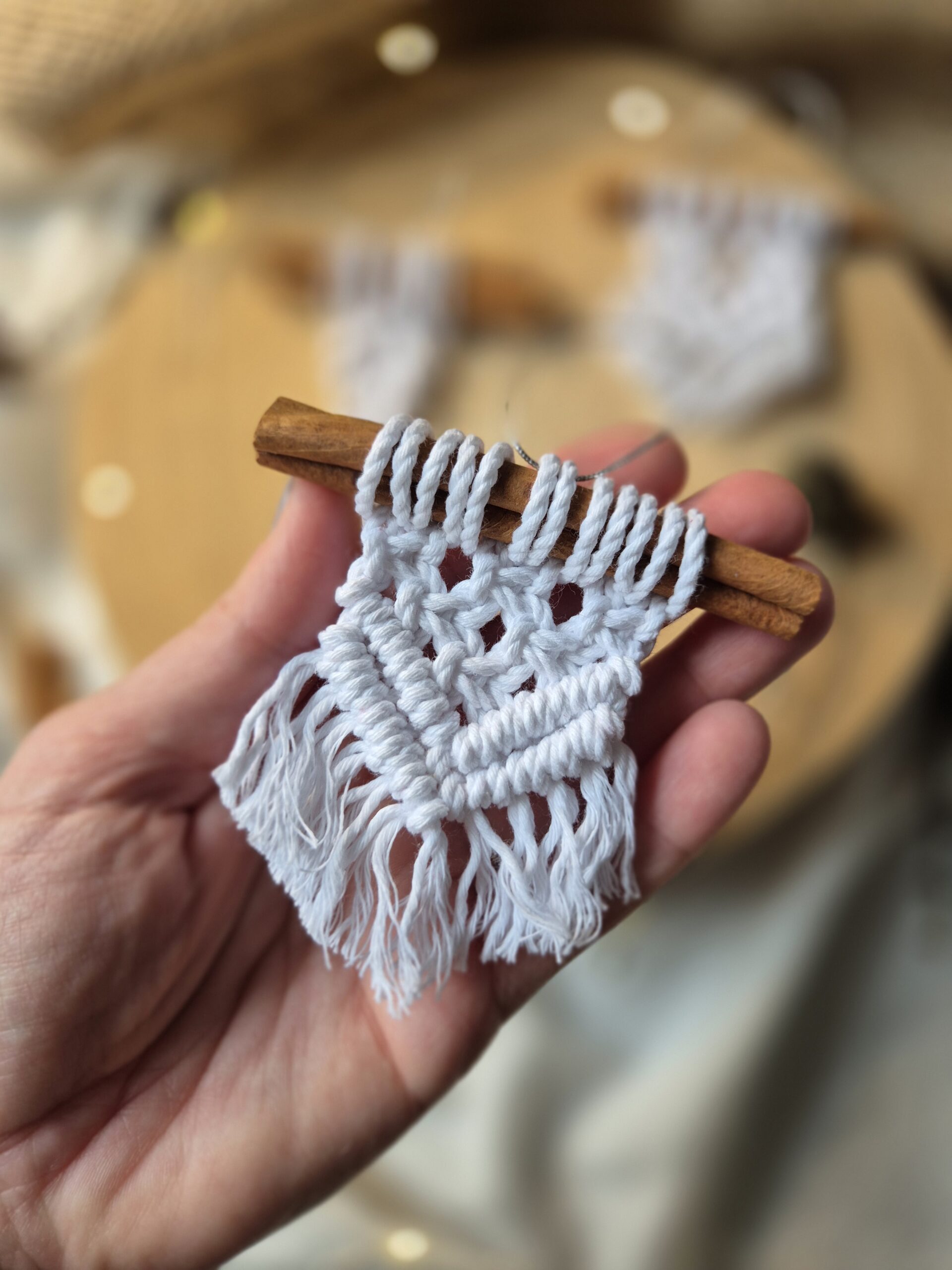 Biała makrama na cynamonie na choinkę