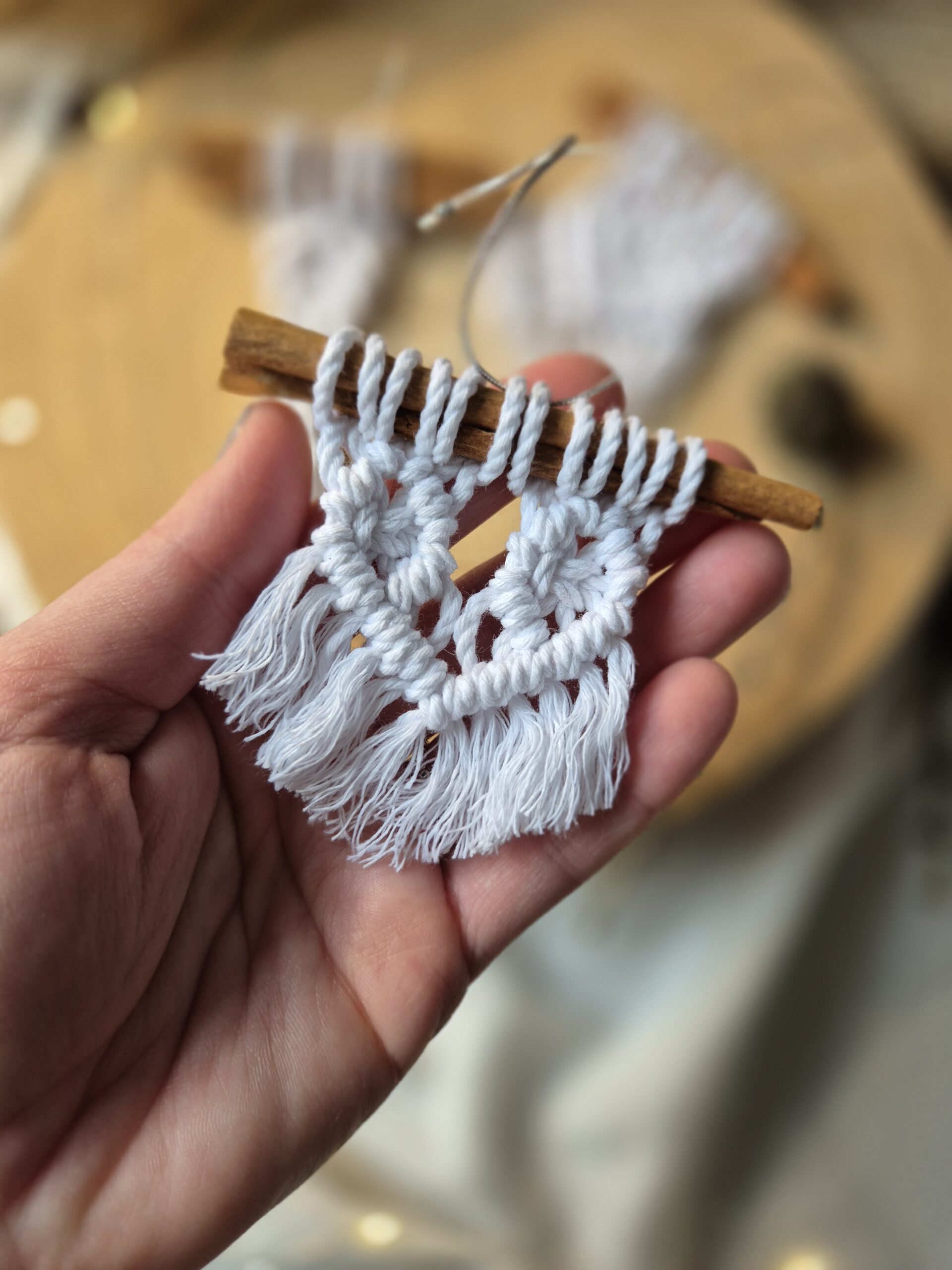 Dekoracja na choinkę ze sznurka