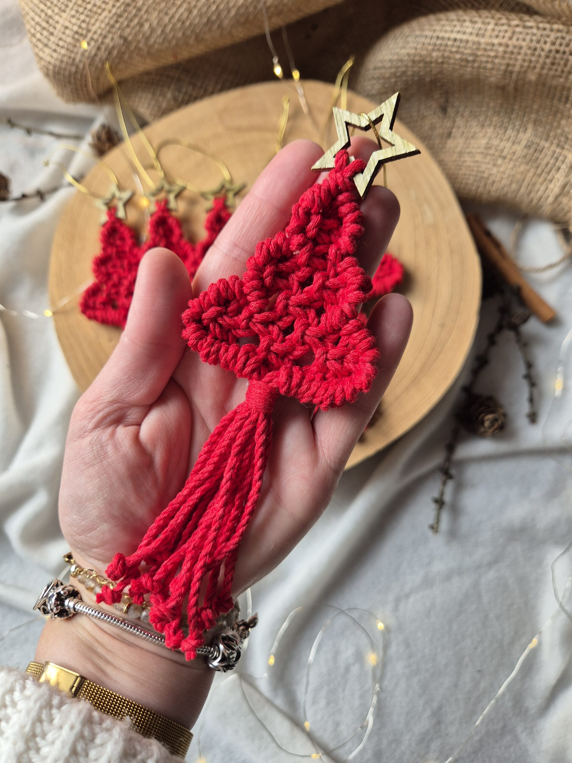 Czerwona choinka ze sznurka w stylu naturalnym