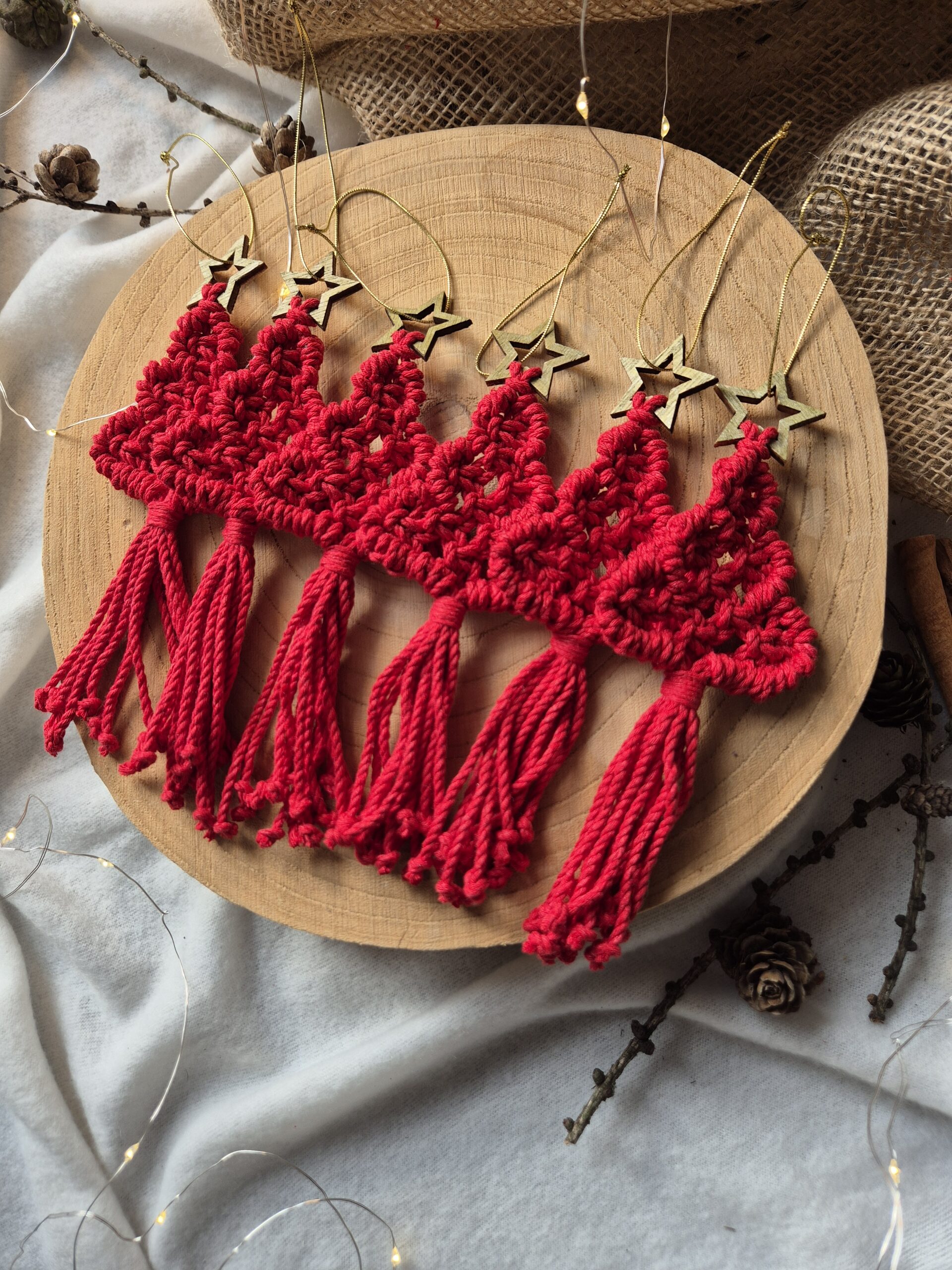 Rustykalne choinki w czerwonym kolorze