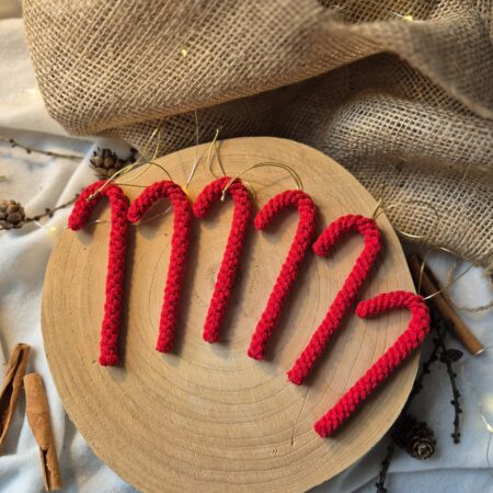 Czerwone ozdoby na choinkę