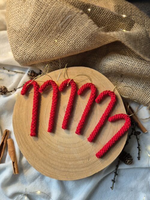 Czerwone ozdoby na choinkę