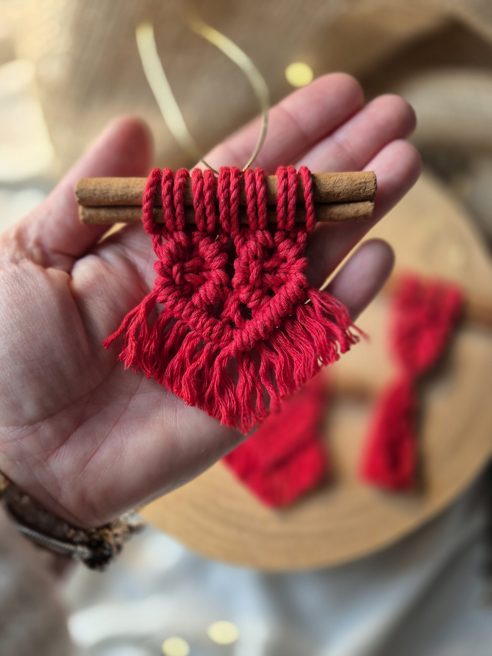 Makrama na cynamonie w kolorze czerwonym