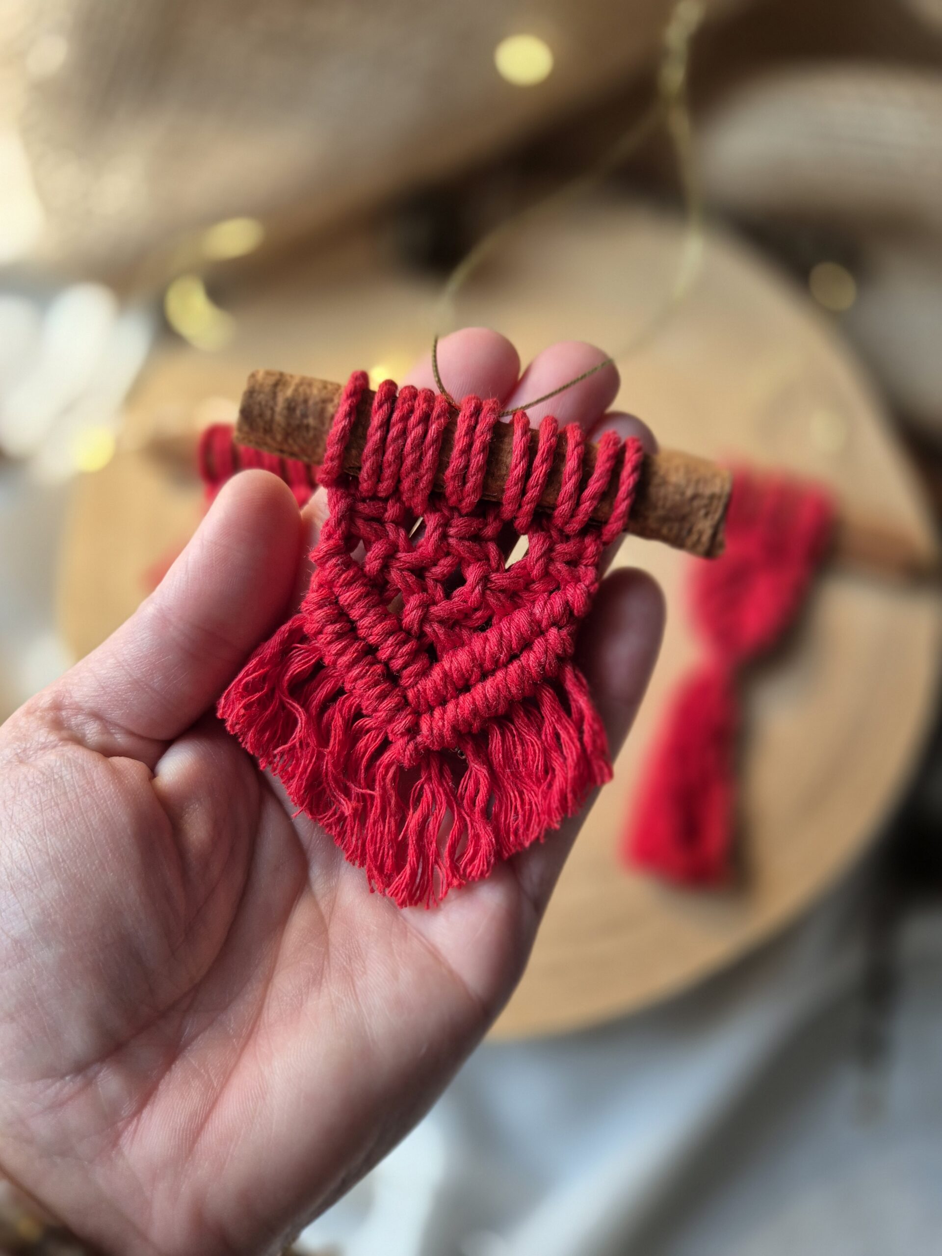 Czerwona zawieszka na cynamonie ze sznurka