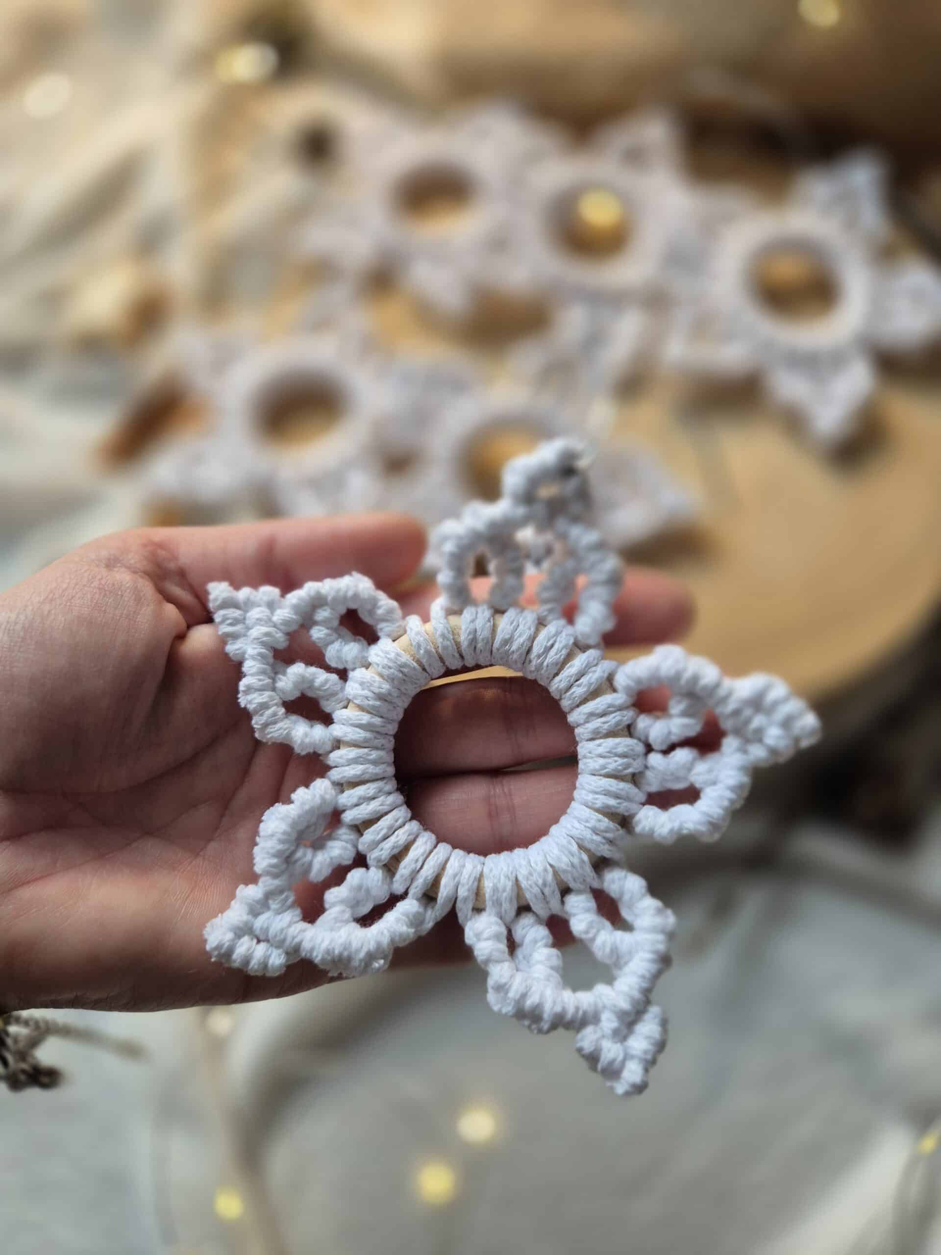 Śnieżynka na choinkę ze sznurka w bieli