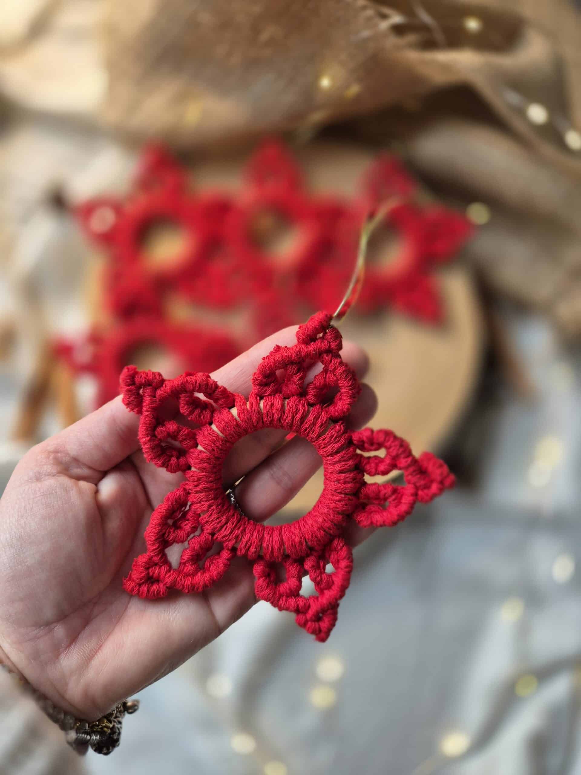 Śnieżynka na choinkę w czerwieni z makramy - zbliżenie na splot
