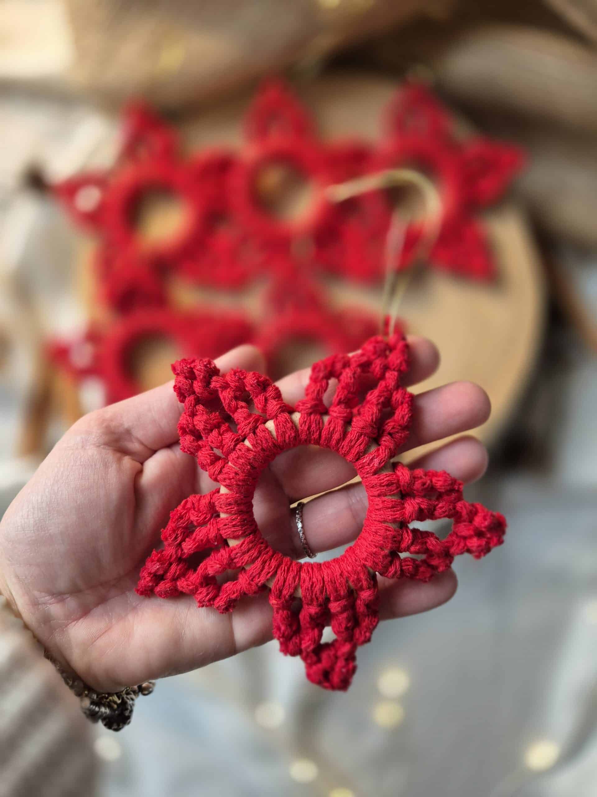 Śnieżynka na choinkę w czerwieni - tył