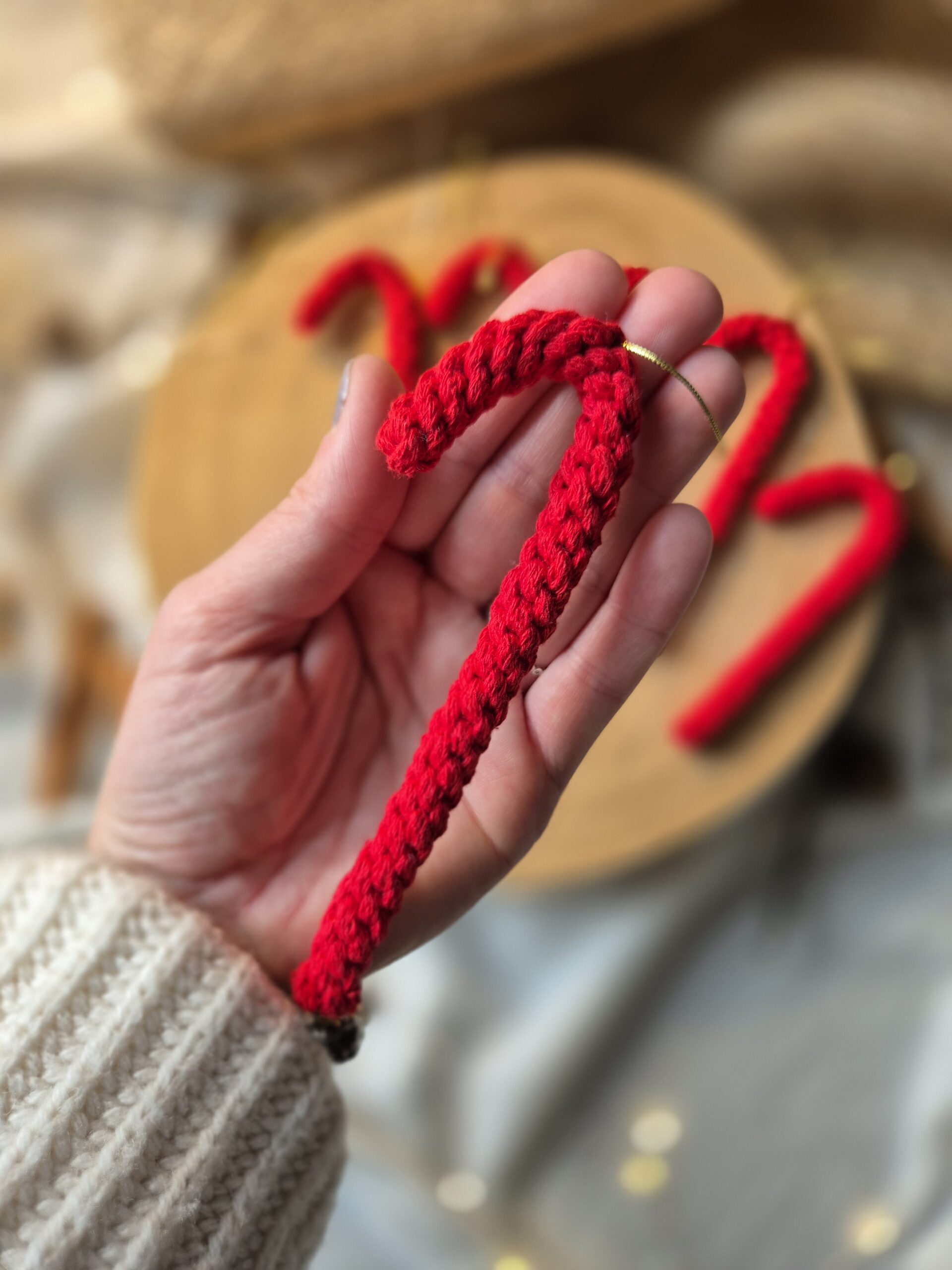 Czerwone ozdoby na choinkę w stylu retro i klasycznym