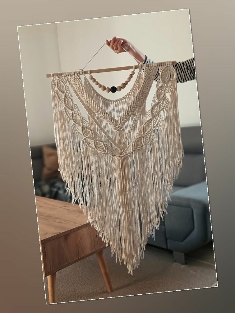 Makrama na ścianę do salonu w stylu boho z koralami.