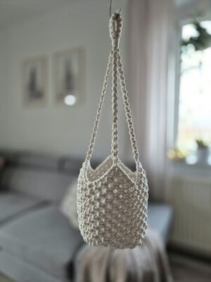 Kwietnik wiszący z makramy