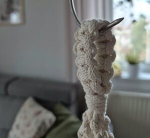 Kwietnik wiszący z makramy - uchwyt