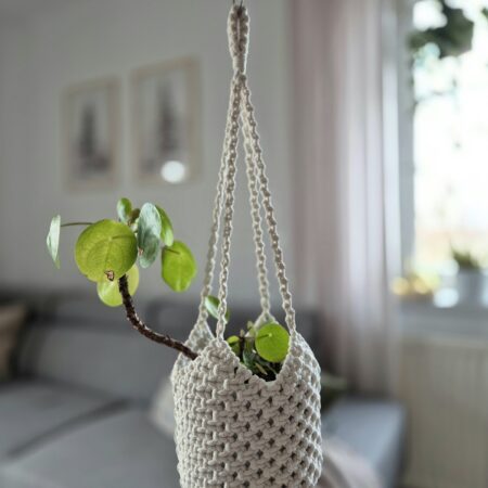 Kwietnik wiszący z makramy boho