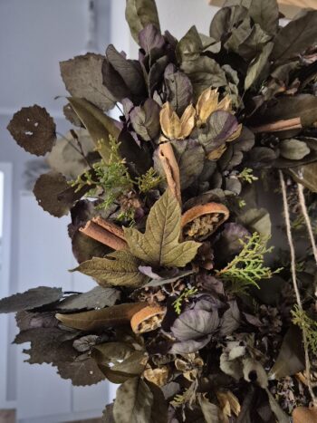 Naturalny wianek na ścianę - zbliżenie na detale