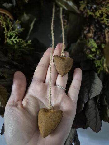 Naturalny wianek na drzwi - zbliżenie na serca