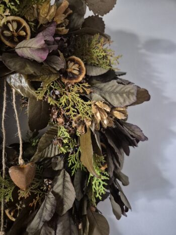 Świąteczny wianek z naturalnych materiałów