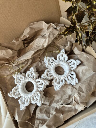 Ozdoby ze sznurka na choinkę w pudełku