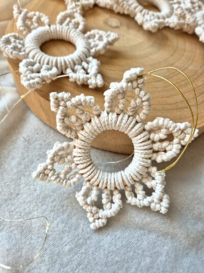 Ozdoby na choinkę ze sznurka - śnieżynka