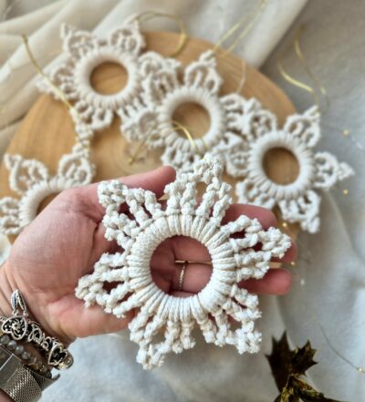 Ozdoby ze sznurka na choinkę - zbliżenie na tył