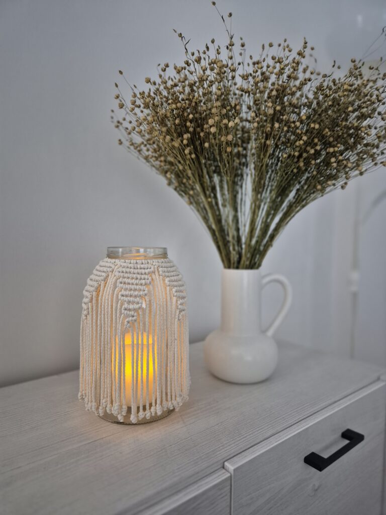 Delikatny lampion ze świecą