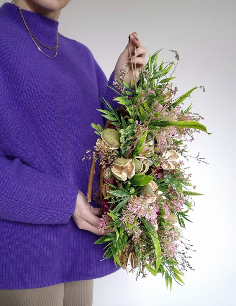 Wiosenny wianek na drzwi różowe - bok wianka