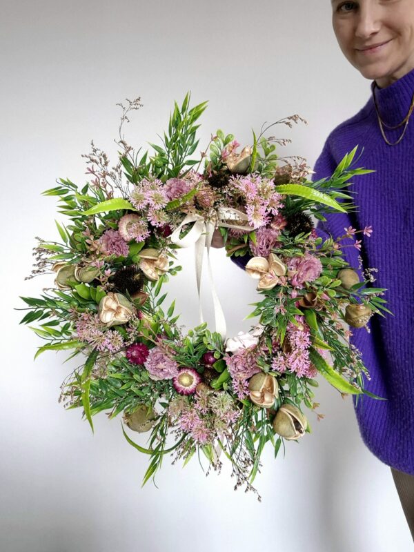 Wiosenny wianek na drzwi różowy