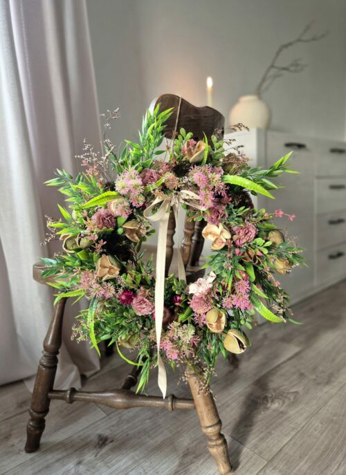 Wiosenny wianek na drzwi różowy