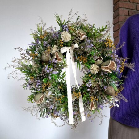 Wiosenny wianek na drzwi w stylu sielskim