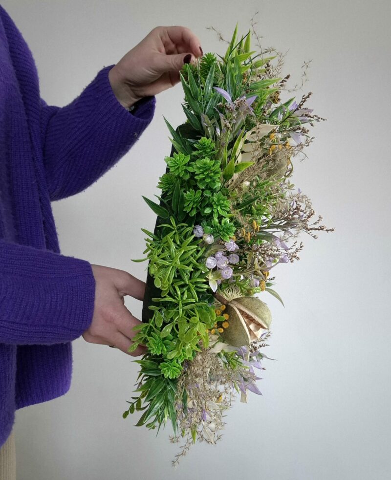 Wiosenny wianek na drzwi w stylu sielskim - bok