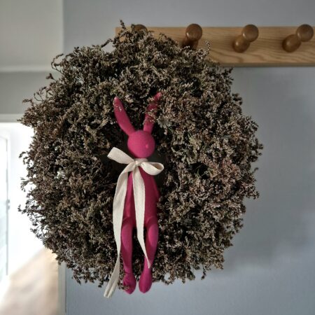 Naturalny wianek na drzwi z zającem